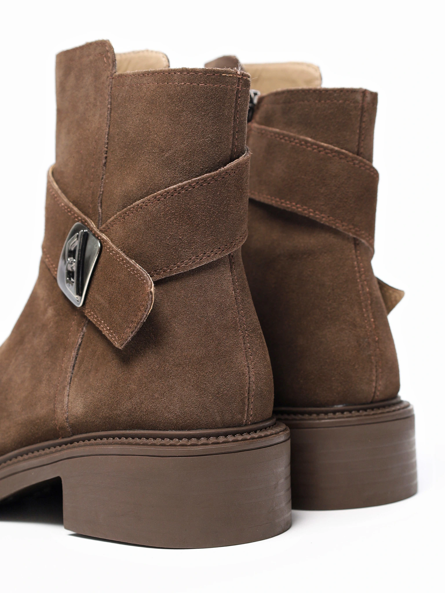 Ботинки темно-коричневого цвета на среднем каблуке